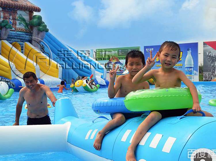 充氣式水上樂園
