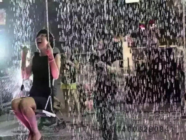 雨水簾幕布秋千