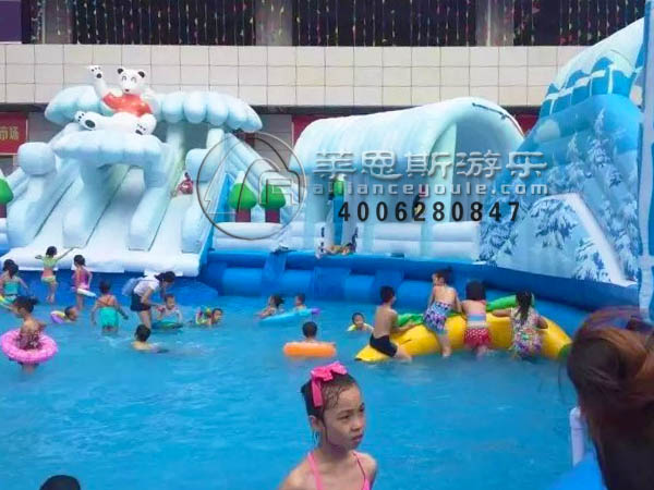 投資水上樂園先要準(zhǔn)備需要的合適的場地，保證地面平整沒有坡度，周圍的量、交通情況都要進(jìn)行考察。接著要考慮是否有充足的資金來推動(dòng)項(xiàng)目的實(shí)施，根據(jù)資金的多少確定做的樂園的規(guī)模。之后就要綜合考察水樂園項(xiàng)目的服務(wù)廠家，從眾多廠家中選出實(shí)際適合自己方案的服務(wù)商。